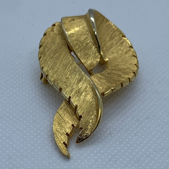 Vintage Signed Coro Yellow Gold Tone Brooch - Picture 7 of 7